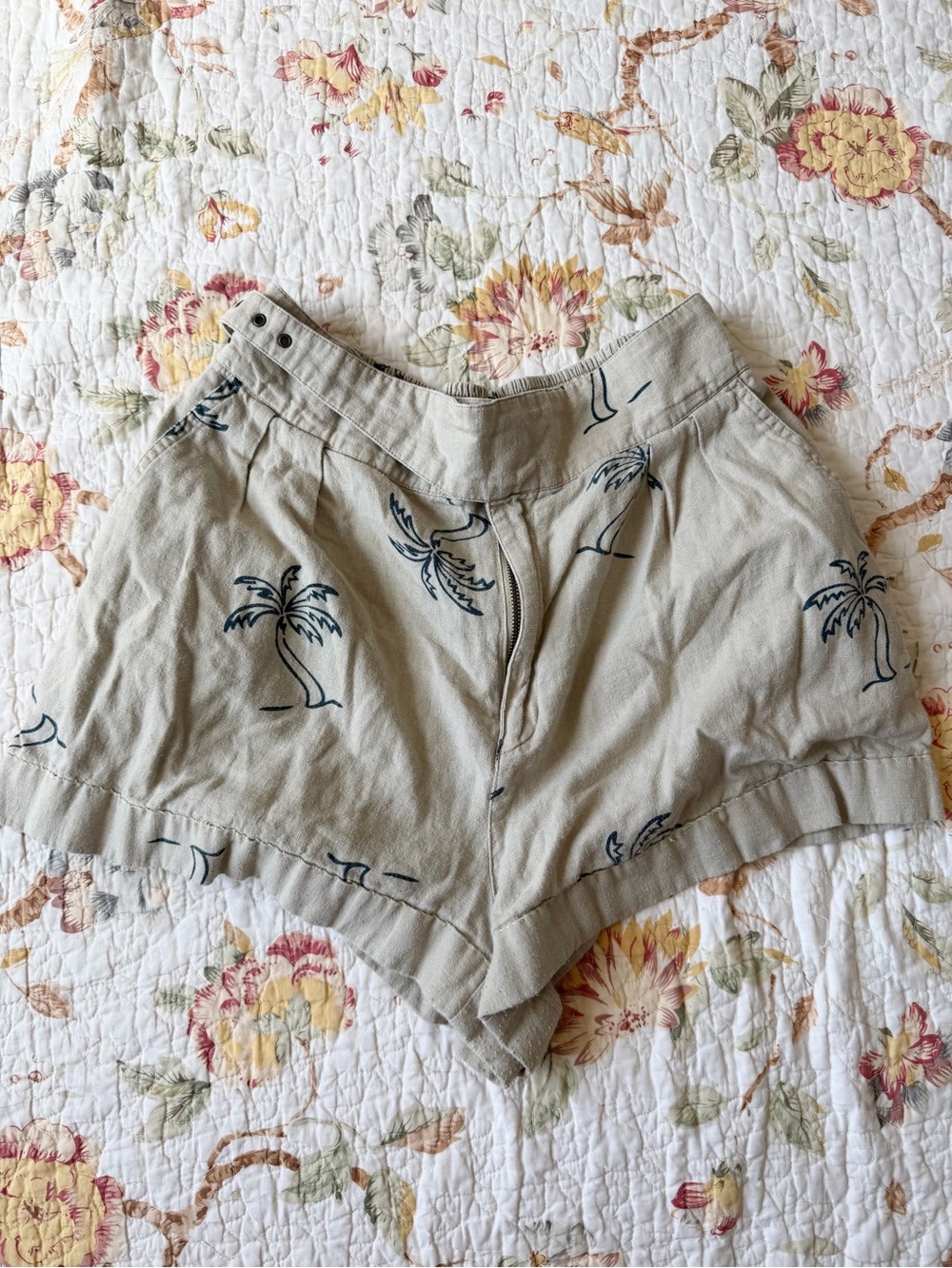 Urban Outfitters Beige High-Waist Palm-Print Shorts size L